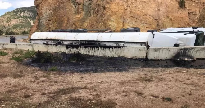 Gümüşhane’de virajı alamayan bitüm yüklü asfalt tankeri yan yattı: 1
