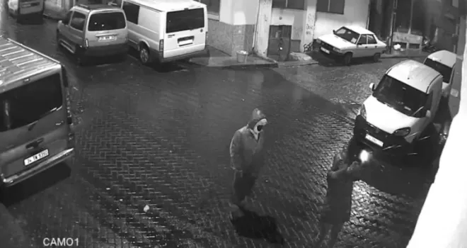 İstanbul’da iş yerine bir garip silahlı saldırı: Silah tutukluk yapınca kaçtı geri gelip ateş açtı
