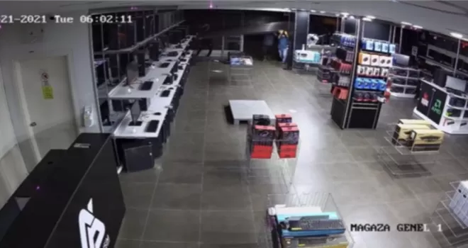 İstanbul’da teknoloji mağazasında soygun: Hırsızlık yarışına girince ayağı kayıp yere düştü
