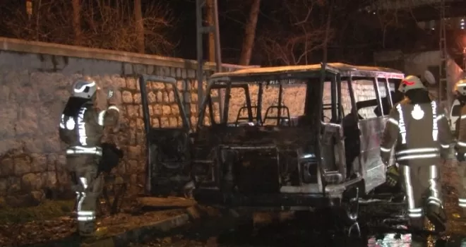 Kağıthane’de bir kadının köfte sattığı minibüs yandı
