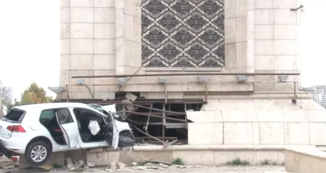 Kontrolden çıkan araç Ankara’nın kapısına çarptı
