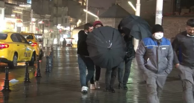 Taksim’de yağmur ve fırtına vatandaşlara zor anlar yaşattı
