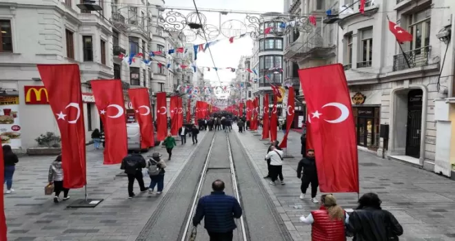 Terör saldırısından günler sonra bin 200 adet Türk bayrağıyla donatılan İstiklal Caddesi havadan görüntülendi
