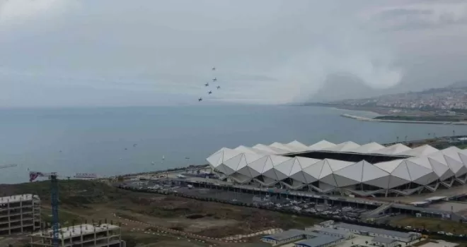 Türk Yıldızları’nın Trabzon semalarındaki gösteri uçuşu nefes kesti